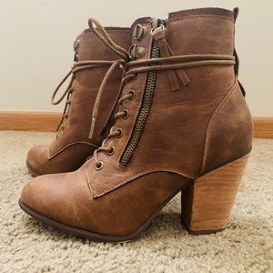 Daisy Fuentes heeled combat boots - Like New!